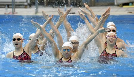 　チームの演技を公開したシンクロナイズドスイミングの日本代表＝東京都北区の国立スポーツ科学センター