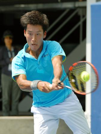 　男子シングルス予選でドイツ選手を破った杉田祐一＝ニューヨーク（共同）