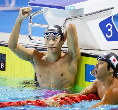 　男子１００メートル背泳ぎで優勝し、ガッツポーズの入江陵介