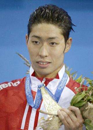 　男子４００メートル個人メドレーで優勝し、表彰式で金メダルを手にする萩野公介
