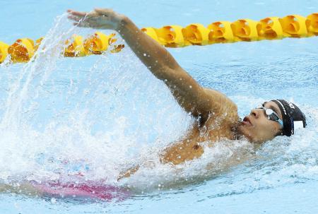 　男子２００メートル背泳ぎ予選　１分５５秒１０でトップ通過の入江陵介＝ゴールドコースト（共同）