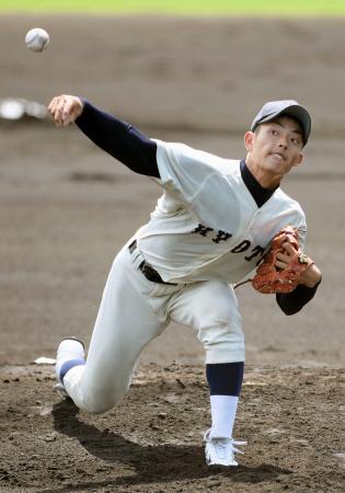 　プロ野球阪神２軍との交流戦に先発した京大の田中英祐投手＝鳴尾浜