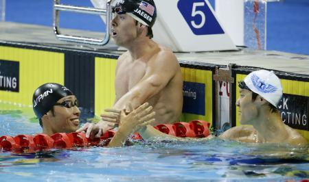 　男子４００メートル自由形を終え、優勝した朴泰桓（右）と握手を交わす２位の萩野公介＝ゴールドコースト（共同）