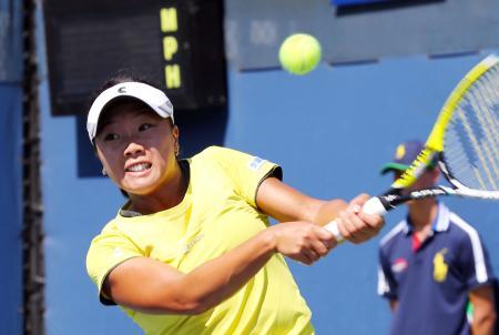 　女子シングルス１回戦でリターンする奈良くるみ＝ニューヨーク（共同）