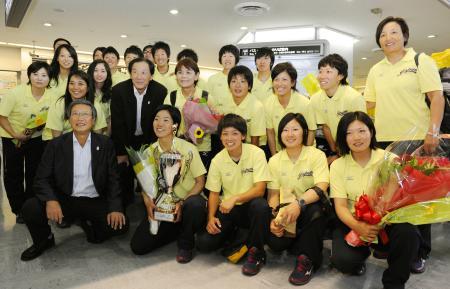 　ソフトボール女子の世界選手権で優勝し、成田空港に帰国した日本代表選手ら＝２６日午前