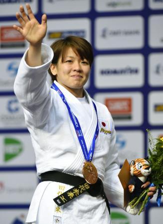 　女子６３キロ級で銅メダルを獲得し、笑顔で声援に応える田代未来＝チェリャビンスク（共同）
