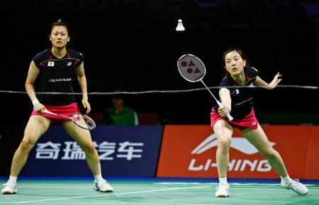 　女子ダブルスで準決勝進出を決めた前田（右）、垣岩組＝コペンハーゲン（ＡＰ＝共同）