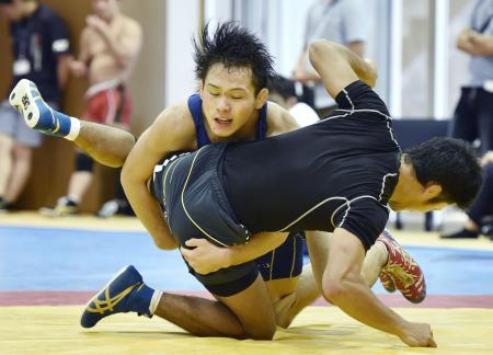 　世界選手権に向けて練習する高橋侑希（上）＝味の素ナショナルトレーニングセンター