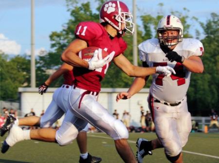 　第４クオーター、神戸大は岡本（右）らが立命大のパントリターンに追いすがるも振り切られ、タッチダウンを許す