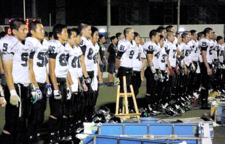 　龍谷大に敗れ、ぼう然と整列する京大選手ら