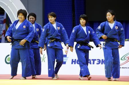 　女子団体３位決定戦　ロシアを破り銅メダルの日本＝チェリャビンスク（共同）