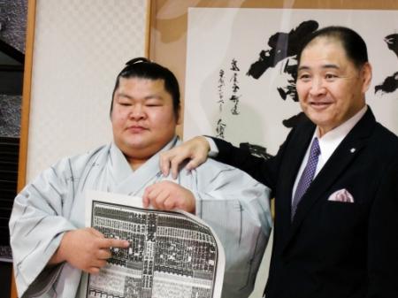 新関脇に昇進した豪風（左）を祝福する師匠の尾車親方（東京・江東区の尾車部屋）