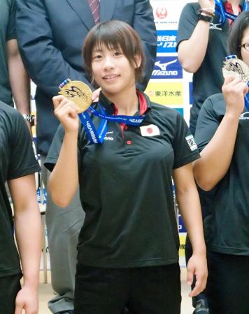 　世界選手権から帰国し、金メダルを手に笑顔の近藤亜美
