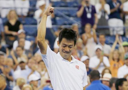 　全米オープン男子シングルスで日本選手として９６年ぶりの４強入りを果たし、ガッツポーズする錦織圭（ロイター＝共同）