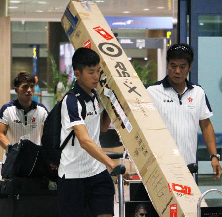 　仁川国際空港に到着したアジア大会の香港代表選手ら＝５日（共同）