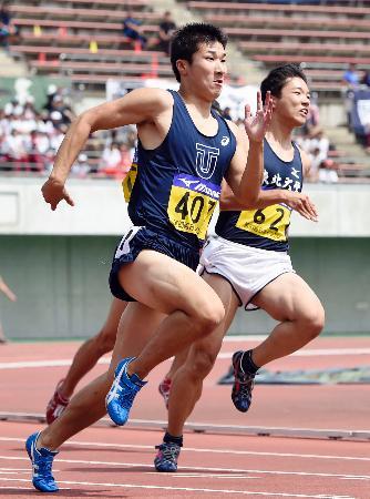 　男子２００メートル予選　全体トップの２０秒６０で準決勝に進んだ東洋大・桐生祥秀（左）＝熊谷スポーツ文化公園陸上競技場