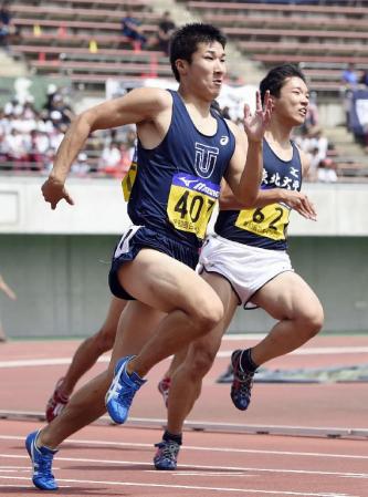 　男子２００メートル予選　全体トップの２０秒６０で準決勝に進んだ東洋大・桐生祥秀（左）