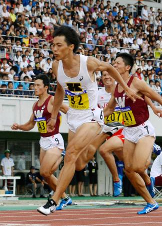 　男子１００メートル決勝で初優勝の慶大・山県亮太（手前）
