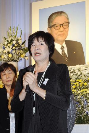 　バレーボール女子元日本代表監督の小島孝治氏をしのぶ会で、思い出を語る高木貴子さん＝７日午後、大阪市