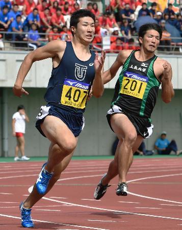 　男子２００メートル決勝　２０秒５９で優勝した東洋大・桐生祥秀。右は２位の上武大・原翔太＝熊谷スポーツ文化公園陸上競技場