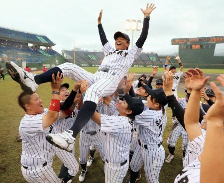 　女子野球のＷ杯で４連覇を達成し、大倉監督を胴上げする日本ナイン＝サンマリンスタジアム宮崎（全日本女子野球連盟提供）