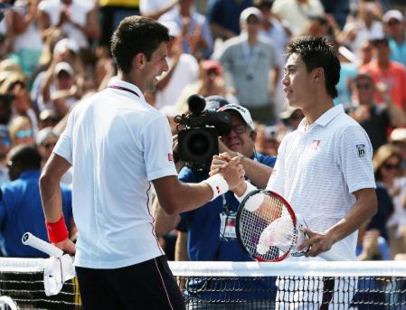 　男子シングルス準決勝を終え、ノバク・ジョコビッチ（左）と握手する錦織圭（ＡＰ＝共同）