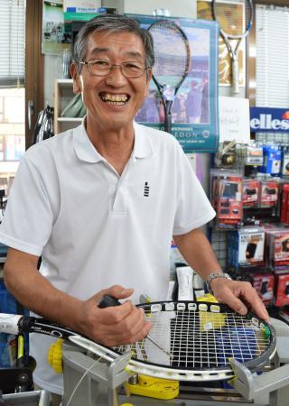 　テニスの錦織圭選手がかつて出場した大会で、ラケットのガットを張る「ストリンガー」を務めた有家輝明さん＝８日午後、和歌山市