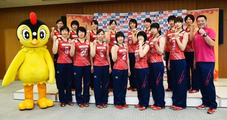 　記念写真に納まるバレーボール女子日本代表の選手たち。前列右端は真鍋監督＝８日、東京都北区