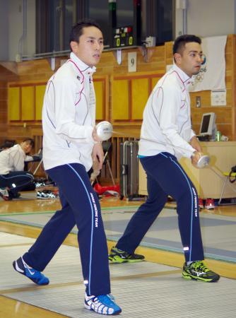 　仁川アジア大会に向け、練習する太田雄貴（左）＝８日、東京都北区の国立スポーツ科学センター