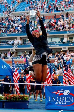 　女子シングルスで３年連続６度目の優勝を果たし、カップを手にジャンプするセリーナ・ウィリアムズ（ゲッティ＝共同）