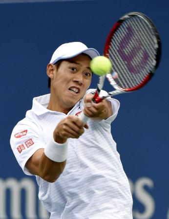 　男子シングルス決勝　マリン・チリッチ戦でリターンする錦織圭＝ニューヨーク（共同）