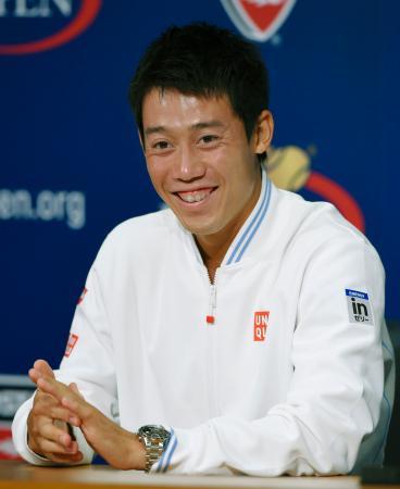 　テニスの全米オープン男子シングルスで準優勝し、記者会見で笑顔を見せる錦織圭＝８日、ニューヨーク（共同）