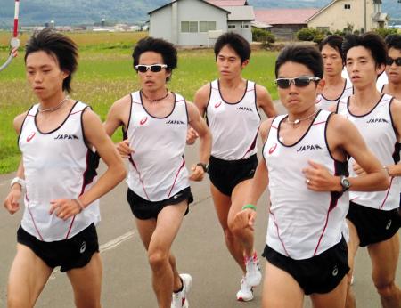 　マラソンナショナルチームの練習に参加する川内優輝（中央）
