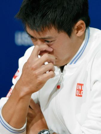 　テニスの全米オープン男子シングルス決勝で敗れ、記者会見で悔しそうな表情の錦織圭（共同）
