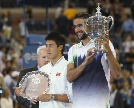 　テニスの全米オープン男子シングルスで優勝したマリン・チリッチ（右）と準優勝の錦織圭（ＡＰ＝共同）