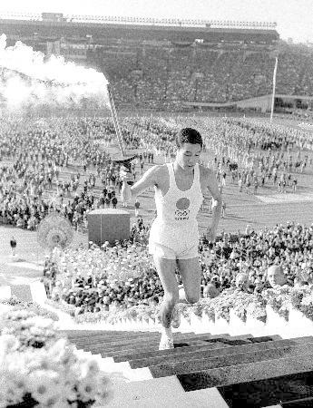 　１９６４年１０月１０日、東京五輪の開会式で最終聖火ランナーを務めた坂井義則氏＝国立競技場
