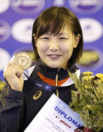 　世界レスリングの女子５５キロ級で優勝し、金メダルを手に笑顔の浜田千穂＝１０日、タシケント（共同）