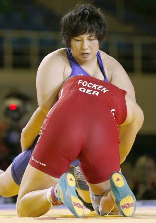 　女子６９キロ級決勝　ドイツ選手（手前）のタックルをこらえる土性沙羅＝タシケント（共同）