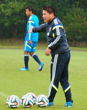 　サッカーのＵ-２１日本代表合宿で、選手に指示を出す手倉森監督＝千葉県内