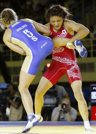 　女子58キロ級決勝　ロシア選手（左）を攻める伊調馨（共同）