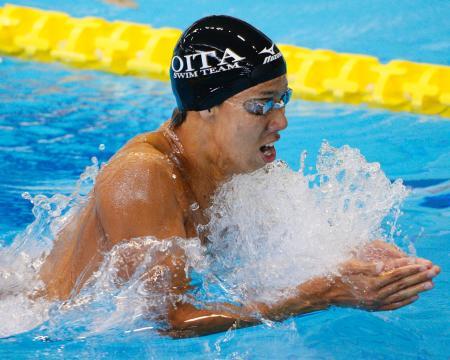 　少年男子Ａ２００メートル平泳ぎ決勝　２分１０秒５８で優勝した大分の渡辺一平＝長崎市民総合プール