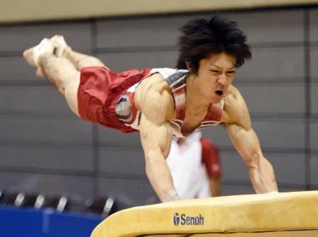 　男子個人総合で優勝した内村航平の跳馬＝北九州市立総合体育館