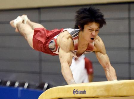 　男子個人総合で優勝した内村航平の跳馬