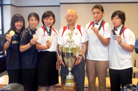 　レスリング世界選手権から帰国した、日本女子代表の（左から）登坂絵莉、吉田沙保里、浜田千穂、栄監督、伊調馨、土性沙羅