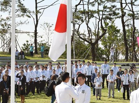 　選手村の入村式で国旗掲揚を見守る日本選手団＝１６日、仁川（共同）