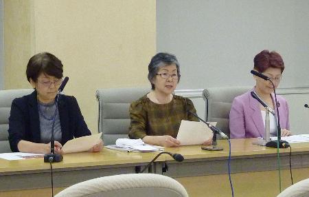 　国立競技場の解体反対を訴える声明を発表する市民団体メンバー＝１６日、東京都庁