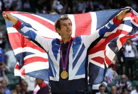 　ロンドン五輪のテニス男子シングルスで金メダルを獲得し、英国旗を広げ喜ぶアンディ・マリー＝２０１２年８月、ウィンブルドン（ＡＰ＝共同）