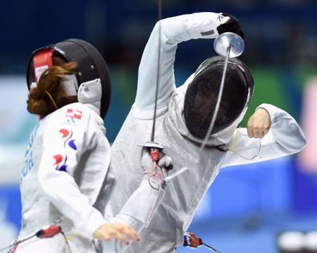 　女子フルーレ個人準々決勝　韓国選手（左）と対戦する宮脇花綸＝高陽（共同）