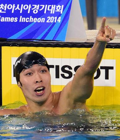 　金メダルに輝き、スタンドの声援に応える萩野公介（撮影・佐藤雄太朗）