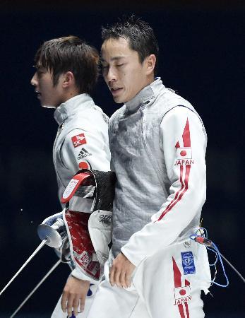 　男子フルーレ個人準決勝で、韓国の許俊（奥）に敗れた太田雄貴＝高陽（共同）